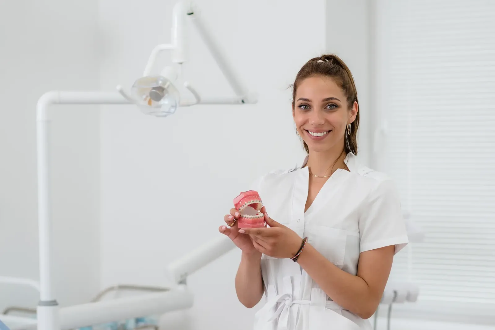 Stomatolog u ordinaciji Dental LUX drži model vilice
